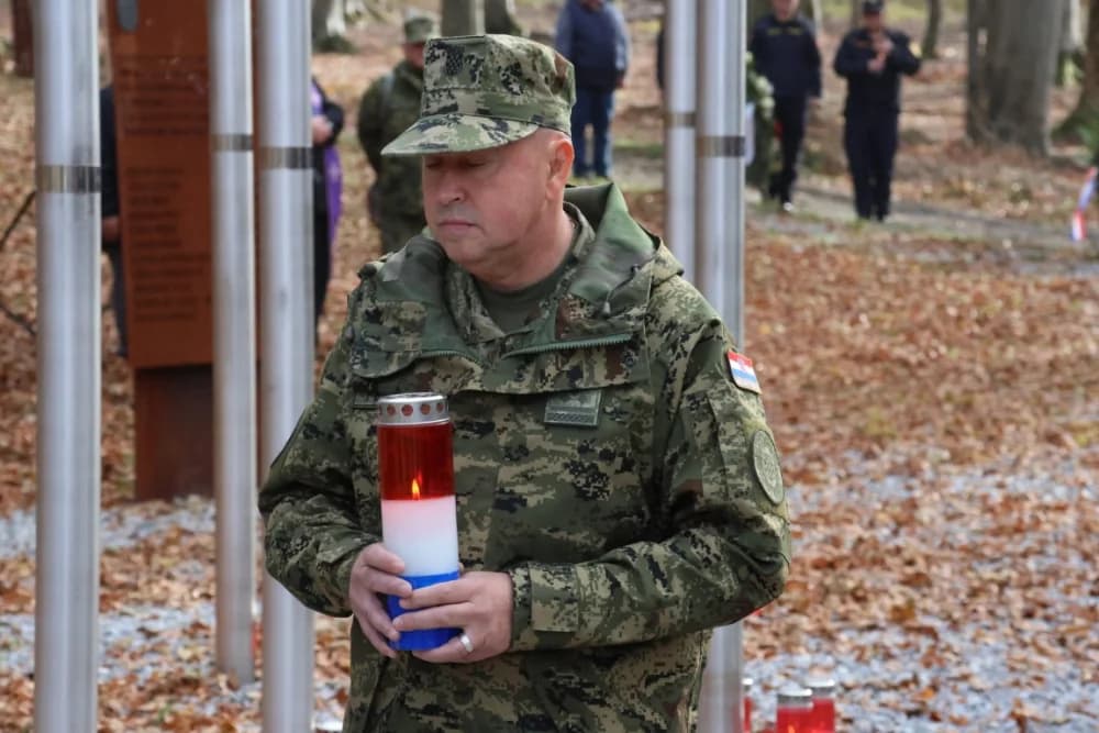Odana počast mučki ubijenim hrvatskim vitezovima na Papuku nadomak Radio relejnog centra prema