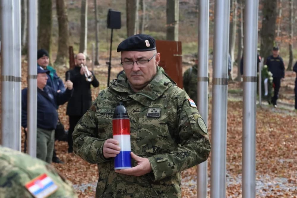 Odana počast mučki ubijenim hrvatskim vitezovima na Papuku nadomak Radio relejnog centra prema