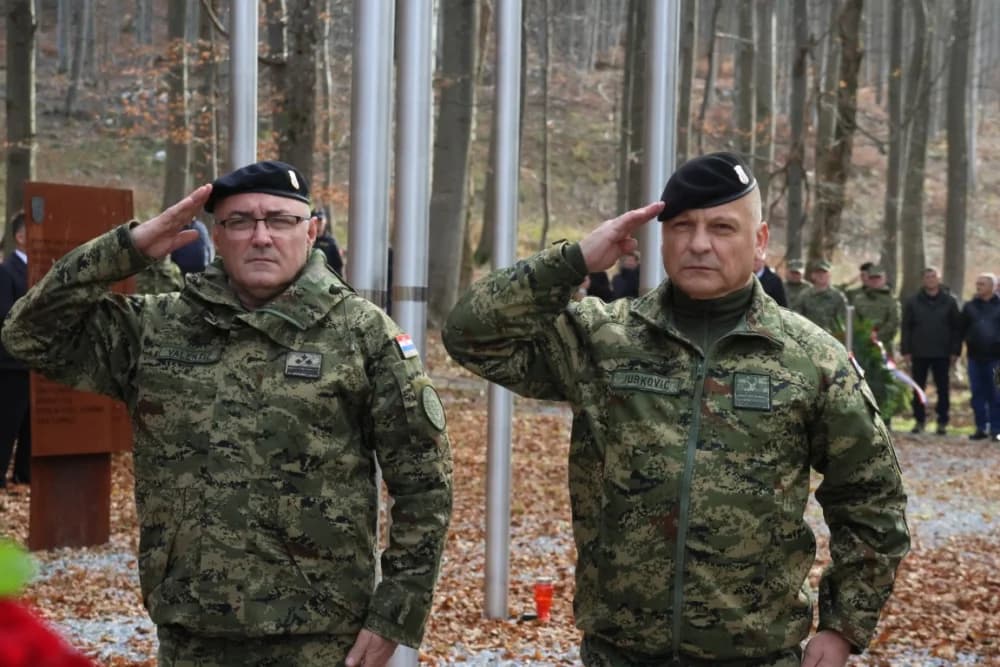 Odana počast mučki ubijenim hrvatskim vitezovima na Papuku nadomak Radio relejnog centra prema