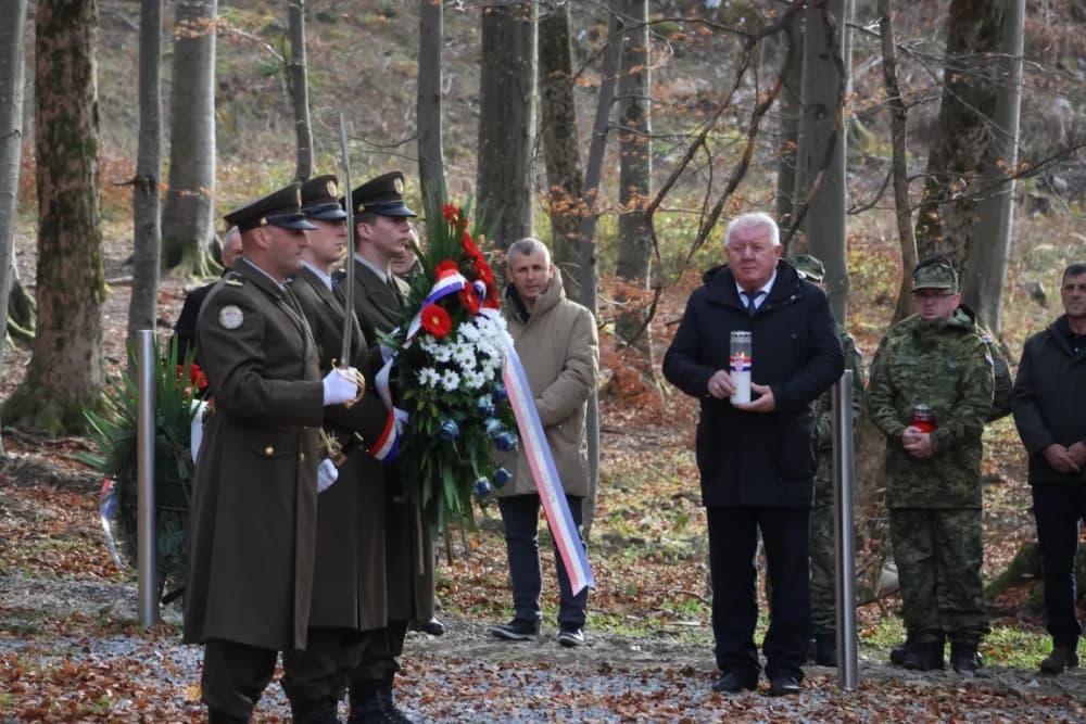 Odana počast mučki ubijenim hrvatskim vitezovima na Papuku nadomak Radio relejnog centra prema