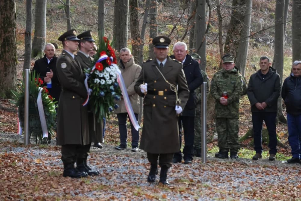 Odana počast mučki ubijenim hrvatskim vitezovima na Papuku nadomak Radio relejnog centra prema