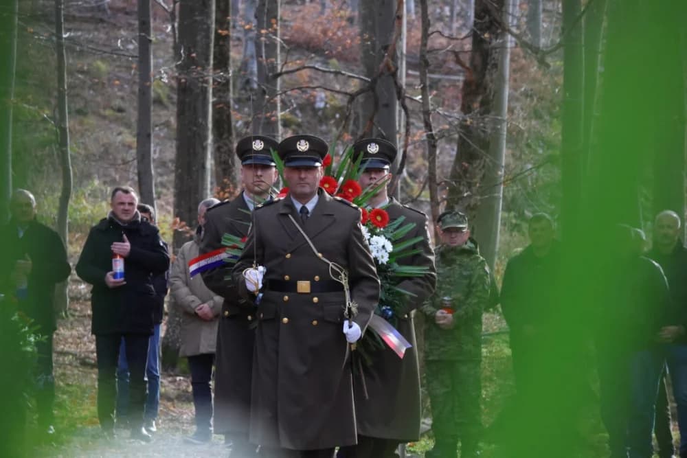 Odana počast mučki ubijenim hrvatskim vitezovima na Papuku nadomak Radio relejnog centra prema