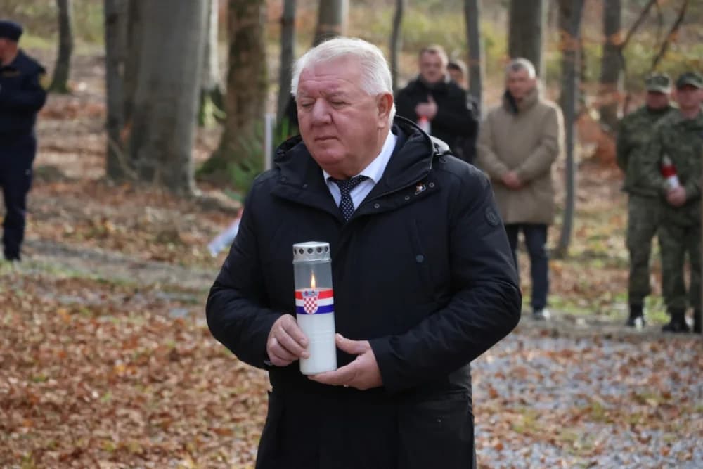 Odana počast mučki ubijenim hrvatskim vitezovima na Papuku nadomak Radio relejnog centra prema