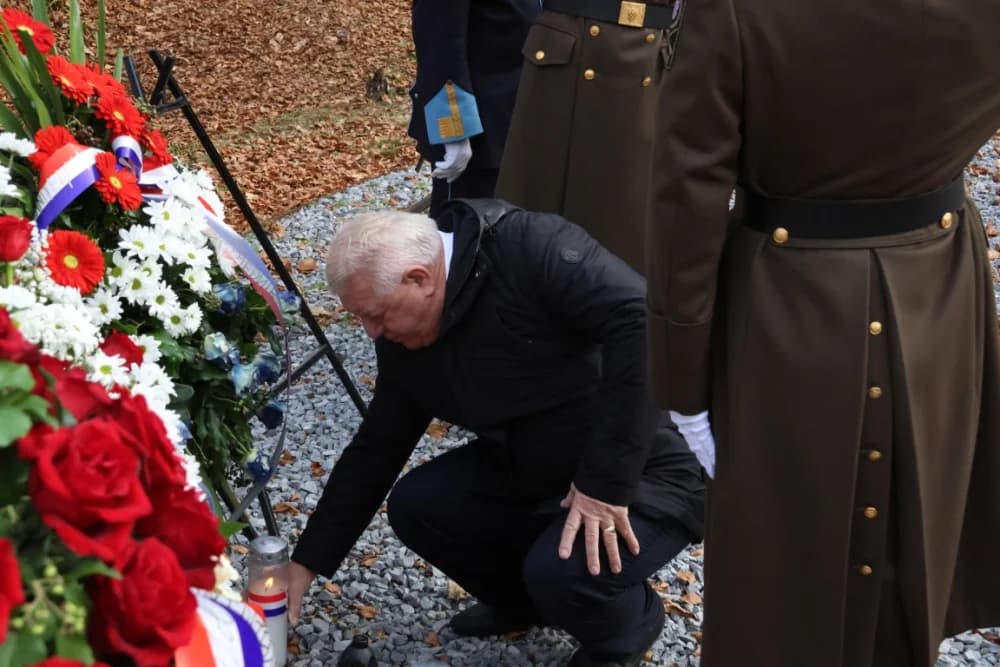 Odana počast mučki ubijenim hrvatskim vitezovima na Papuku nadomak Radio relejnog centra prema