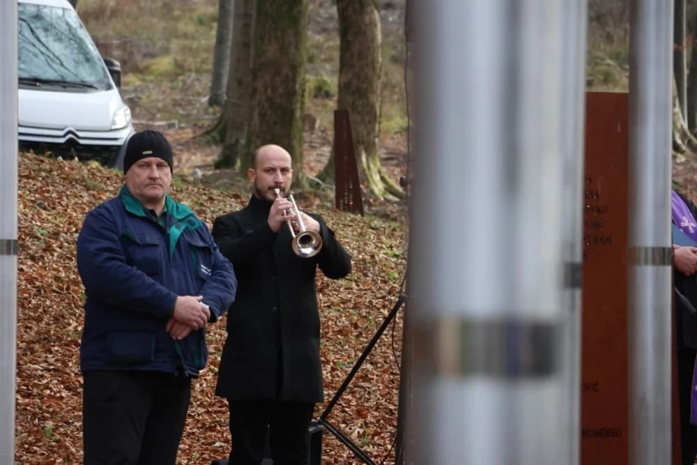 Odana počast mučki ubijenim hrvatskim vitezovima na Papuku nadomak Radio relejnog centra prema