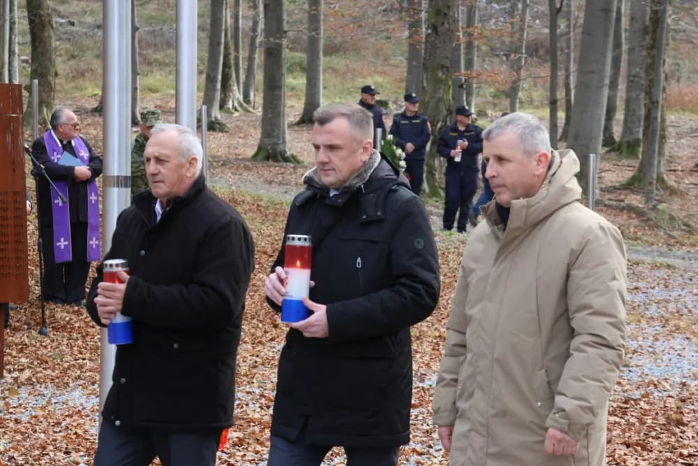 Odana počast mučki ubijenim hrvatskim vitezovima na Papuku nadomak Radio relejnog centra prema