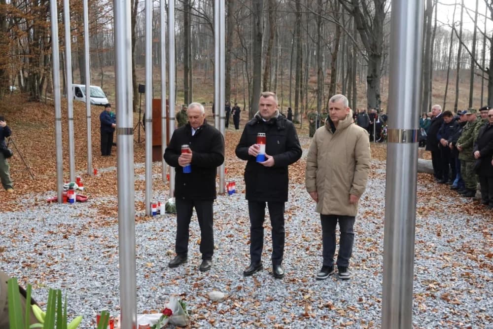 Odana počast mučki ubijenim hrvatskim vitezovima na Papuku nadomak Radio relejnog centra prema