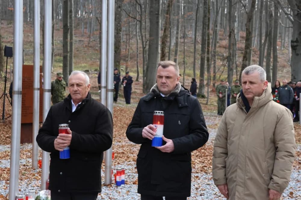 Odana počast mučki ubijenim hrvatskim vitezovima na Papuku nadomak Radio relejnog centra prema