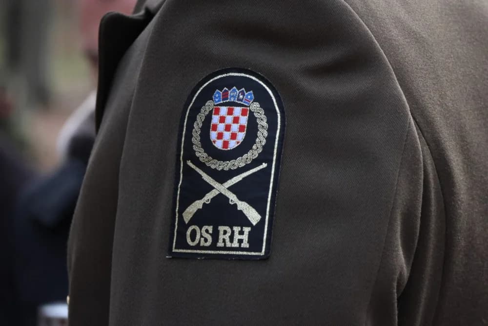 Odana počast mučki ubijenim hrvatskim vitezovima na Papuku nadomak Radio relejnog centra prema
