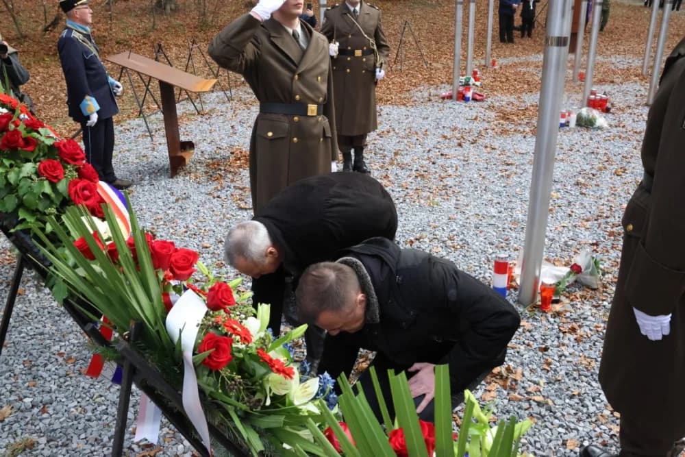 Odana počast mučki ubijenim hrvatskim vitezovima na Papuku nadomak Radio relejnog centra prema