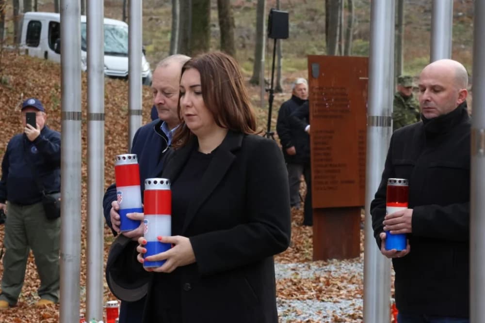 Odana počast mučki ubijenim hrvatskim vitezovima na Papuku nadomak Radio relejnog centra prema