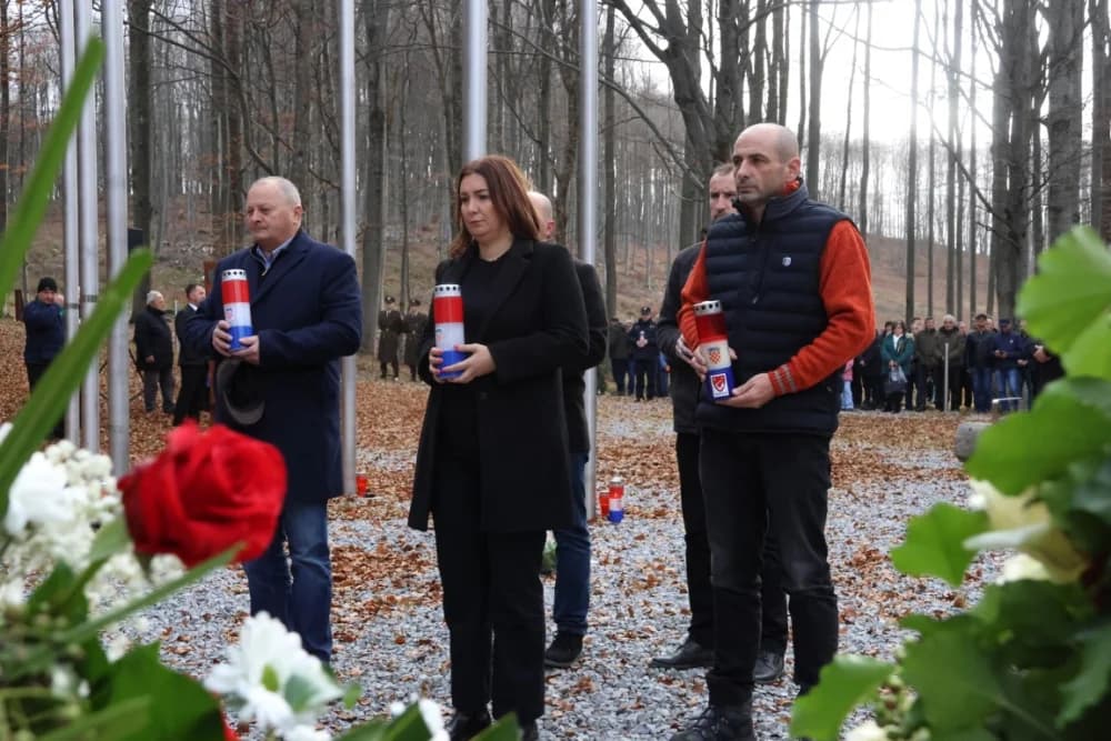 Odana počast mučki ubijenim hrvatskim vitezovima na Papuku nadomak Radio relejnog centra prema