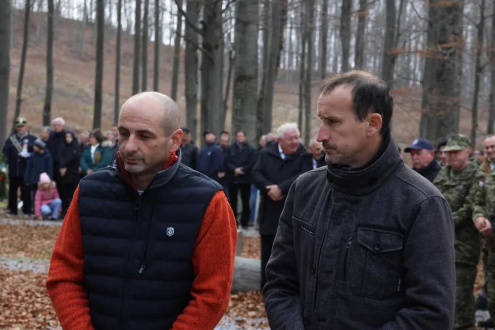 Odana počast mučki ubijenim hrvatskim vitezovima na Papuku nadomak Radio relejnog centra prema