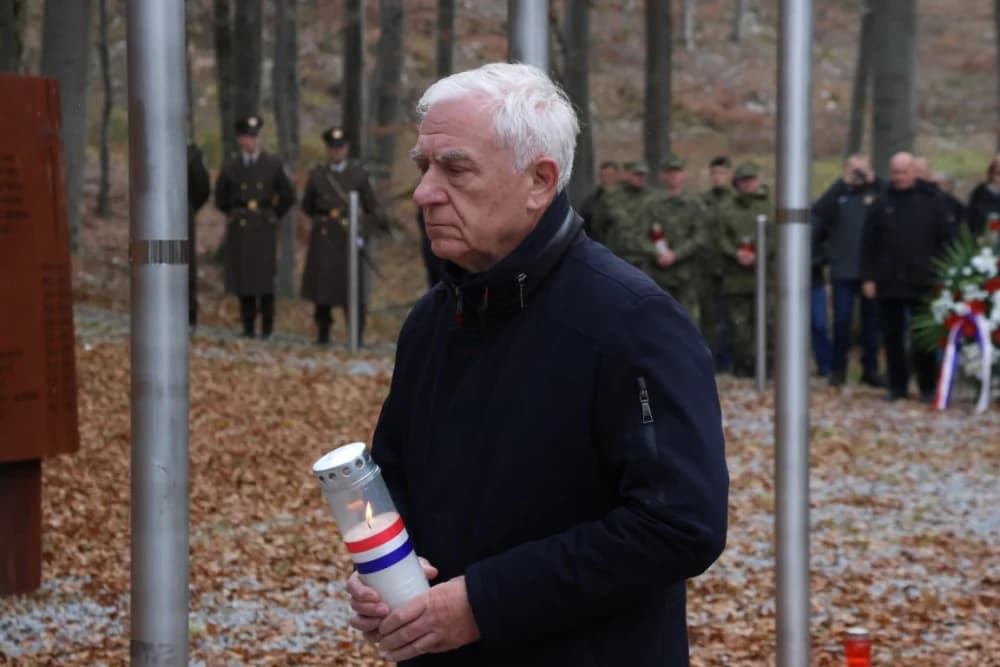 Odana počast mučki ubijenim hrvatskim vitezovima na Papuku nadomak Radio relejnog centra prema