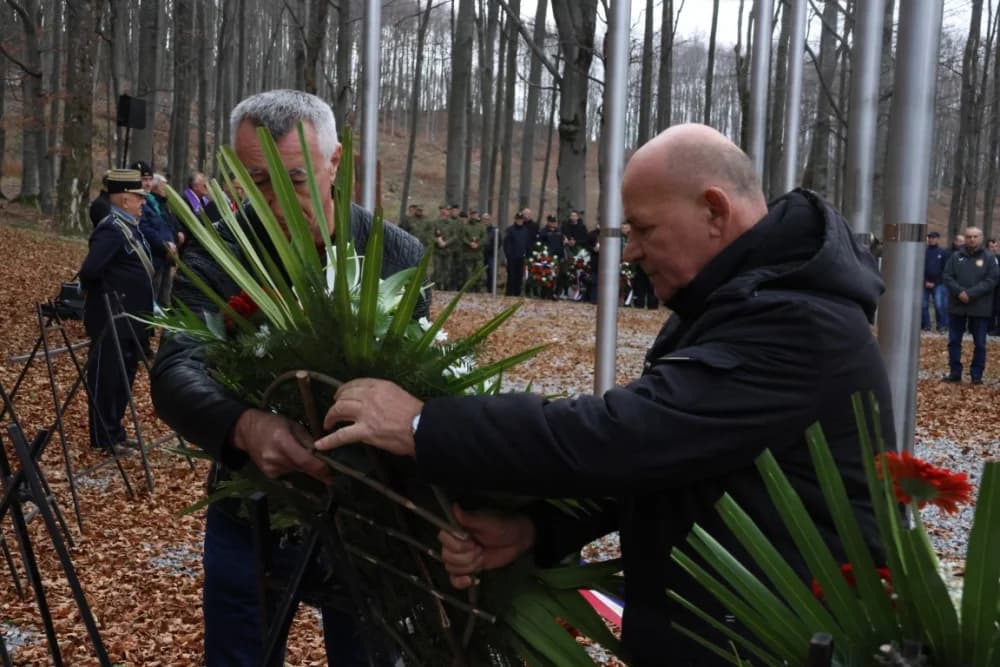 Odana počast mučki ubijenim hrvatskim vitezovima na Papuku nadomak Radio relejnog centra prema