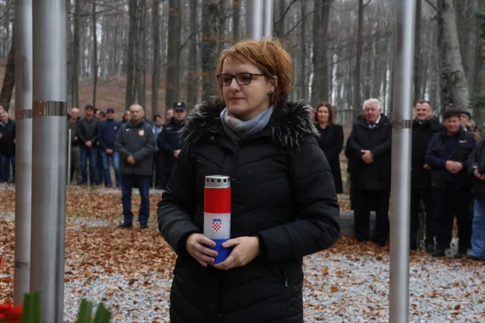 Odana počast mučki ubijenim hrvatskim vitezovima na Papuku nadomak Radio relejnog centra prema