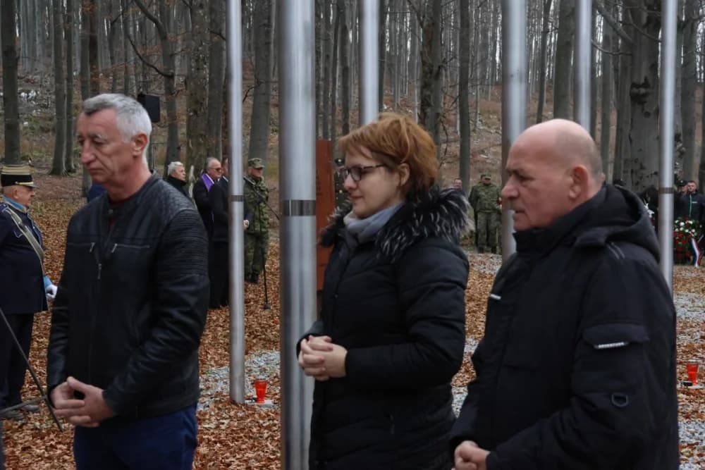Odana počast mučki ubijenim hrvatskim vitezovima na Papuku nadomak Radio relejnog centra prema