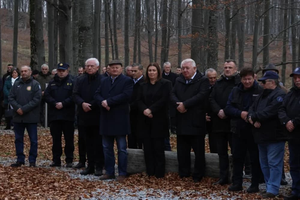 Odana počast mučki ubijenim hrvatskim vitezovima na Papuku nadomak Radio relejnog centra prema