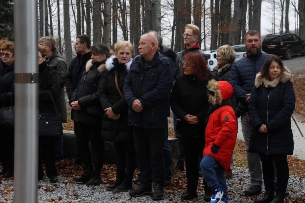 Odana počast mučki ubijenim hrvatskim vitezovima na Papuku nadomak Radio relejnog centra prema