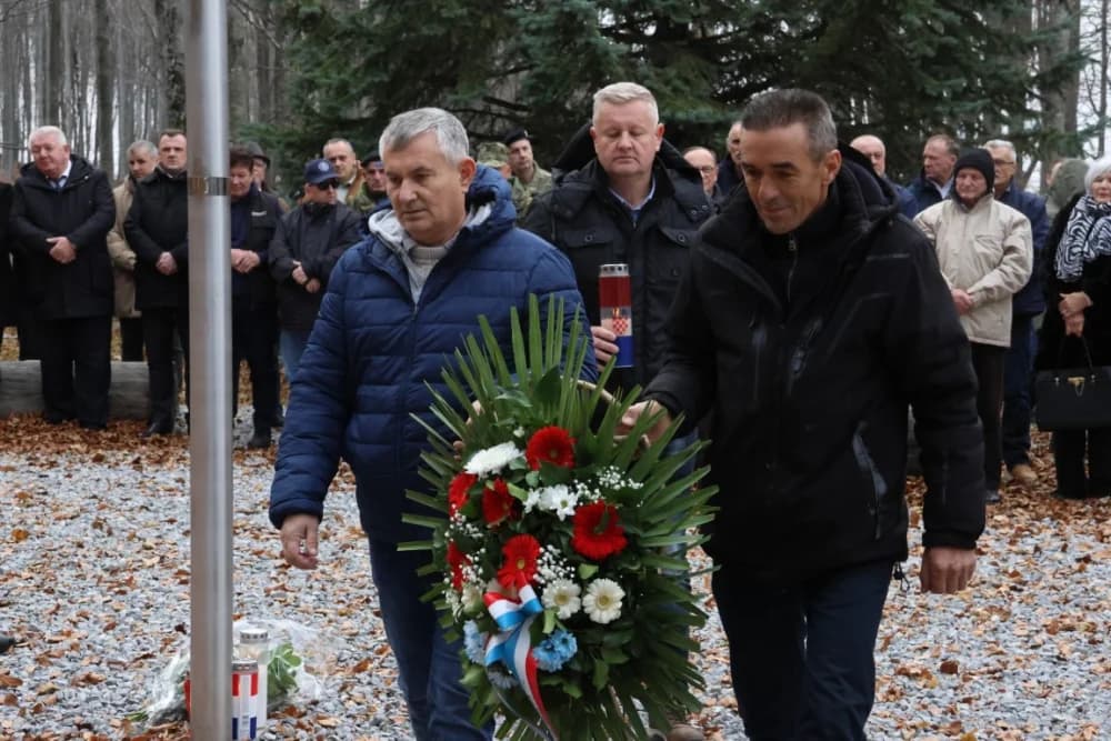 Odana počast mučki ubijenim hrvatskim vitezovima na Papuku nadomak Radio relejnog centra prema
