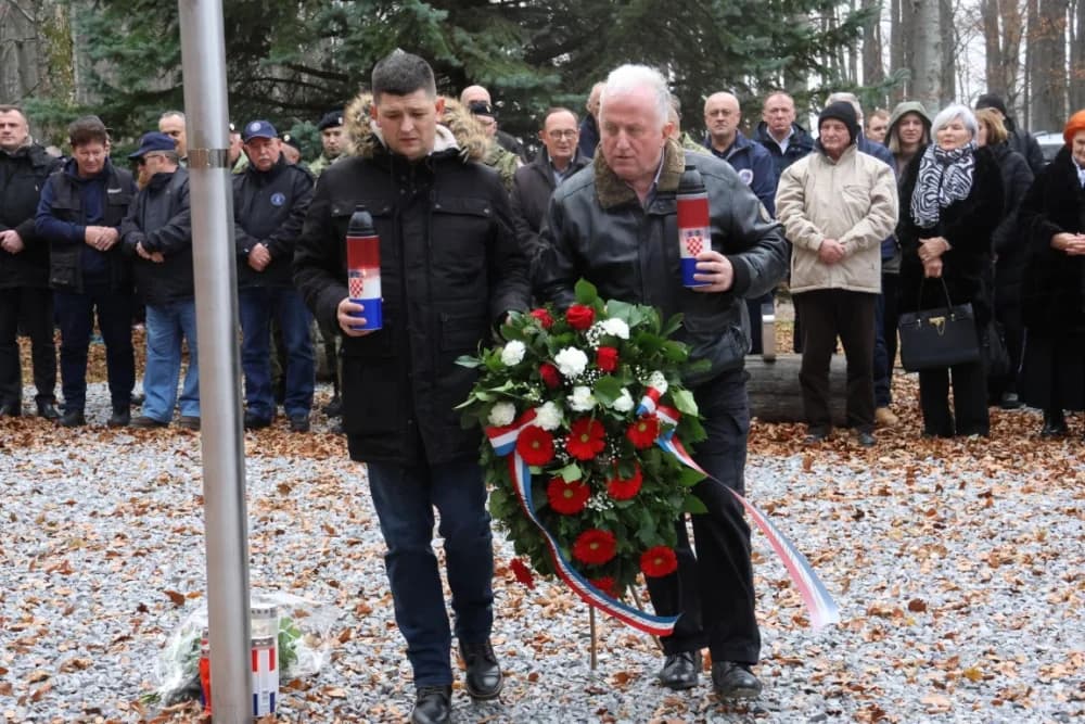 Odana počast mučki ubijenim hrvatskim vitezovima na Papuku nadomak Radio relejnog centra prema