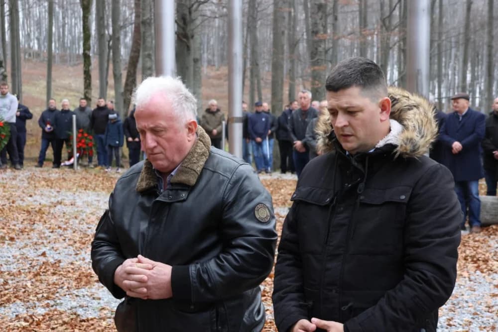 Odana počast mučki ubijenim hrvatskim vitezovima na Papuku nadomak Radio relejnog centra prema