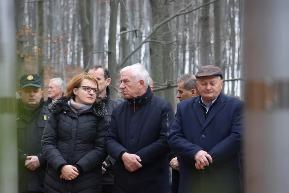 Odana počast mučki ubijenim hrvatskim vitezovima na Papuku nadomak Radio relejnog centra prema