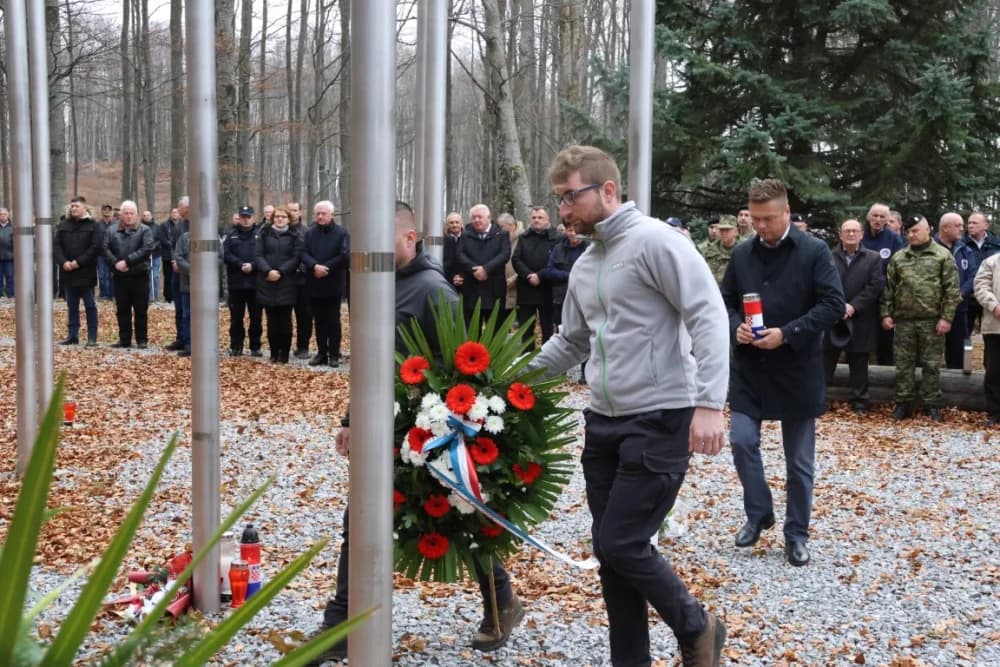 Odana počast mučki ubijenim hrvatskim vitezovima na Papuku nadomak Radio relejnog centra prema