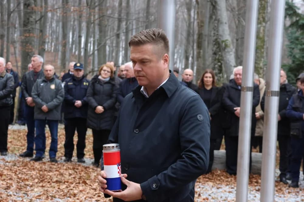 Odana počast mučki ubijenim hrvatskim vitezovima na Papuku nadomak Radio relejnog centra prema