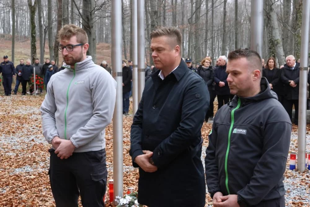 Odana počast mučki ubijenim hrvatskim vitezovima na Papuku nadomak Radio relejnog centra prema