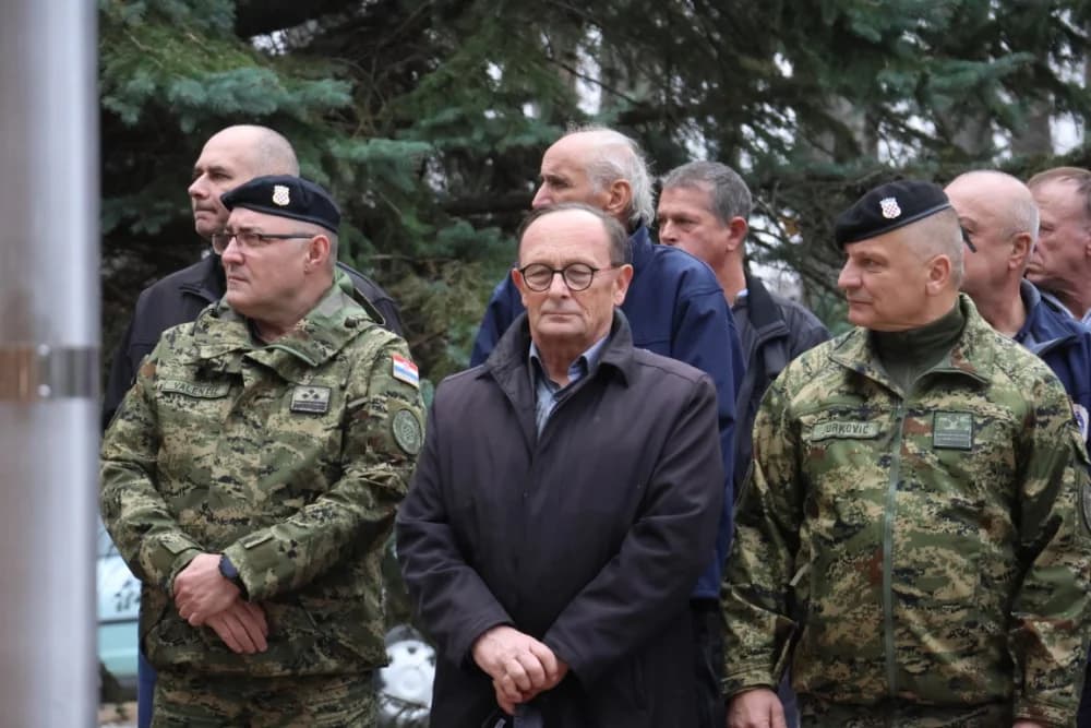Odana počast mučki ubijenim hrvatskim vitezovima na Papuku nadomak Radio relejnog centra prema