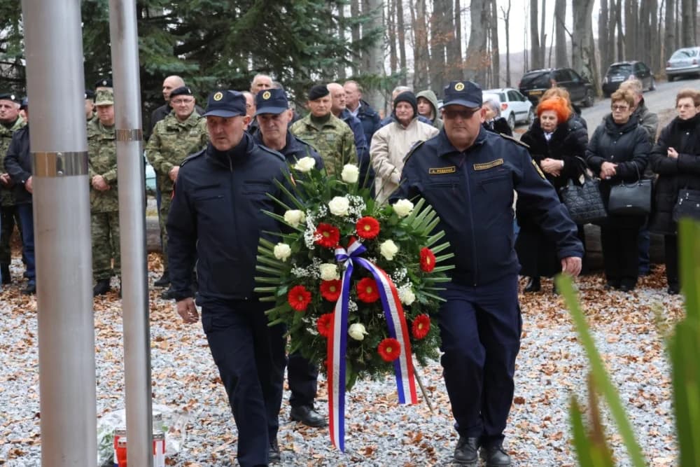 Odana počast mučki ubijenim hrvatskim vitezovima na Papuku nadomak Radio relejnog centra prema