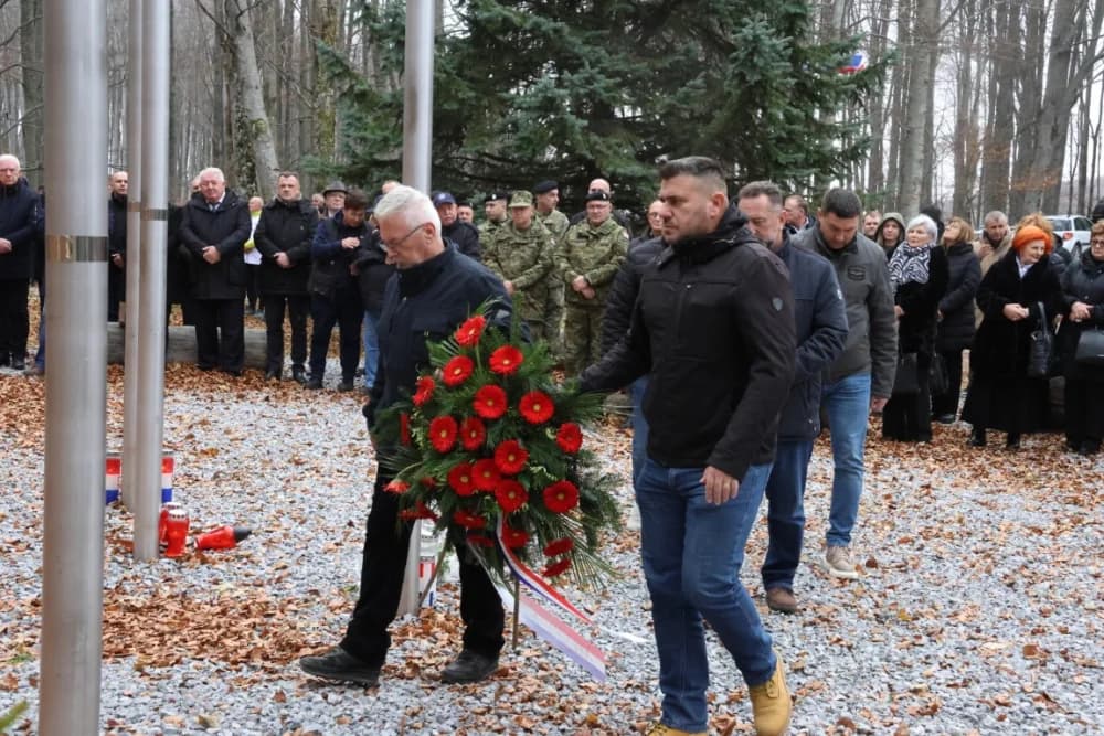 Odana počast mučki ubijenim hrvatskim vitezovima na Papuku nadomak Radio relejnog centra prema