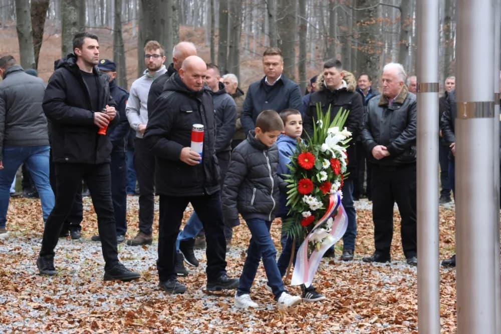 Odana počast mučki ubijenim hrvatskim vitezovima na Papuku nadomak Radio relejnog centra prema