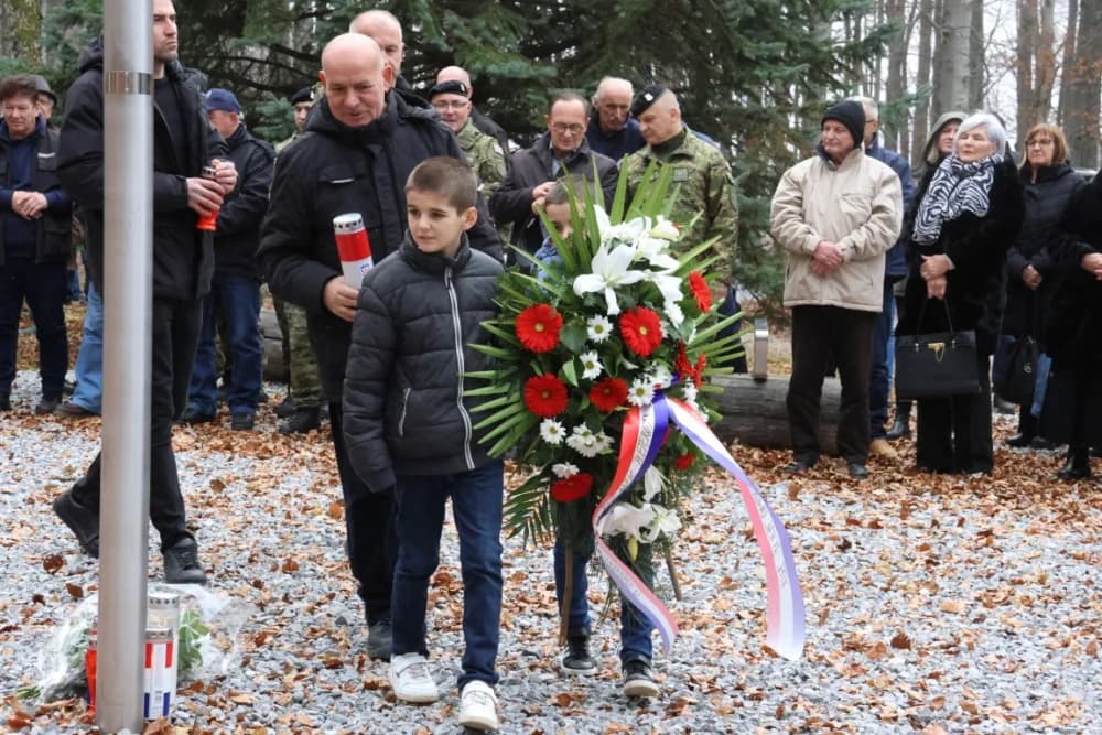 Odana počast mučki ubijenim hrvatskim vitezovima na Papuku nadomak Radio relejnog centra prema
