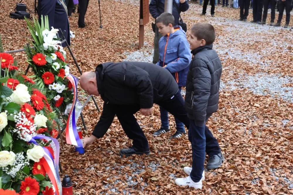 Odana počast mučki ubijenim hrvatskim vitezovima na Papuku nadomak Radio relejnog centra prema