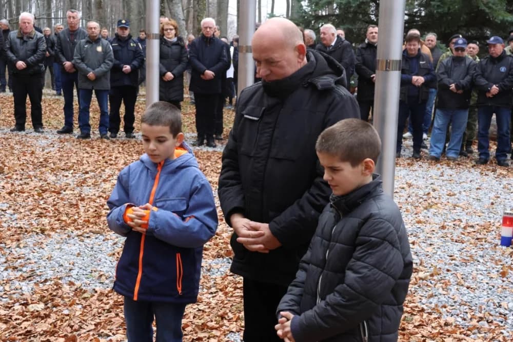 Odana počast mučki ubijenim hrvatskim vitezovima na Papuku nadomak Radio relejnog centra prema