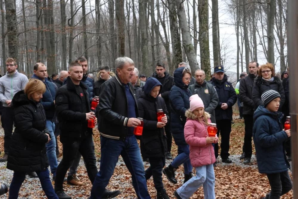 Odana počast mučki ubijenim hrvatskim vitezovima na Papuku nadomak Radio relejnog centra prema