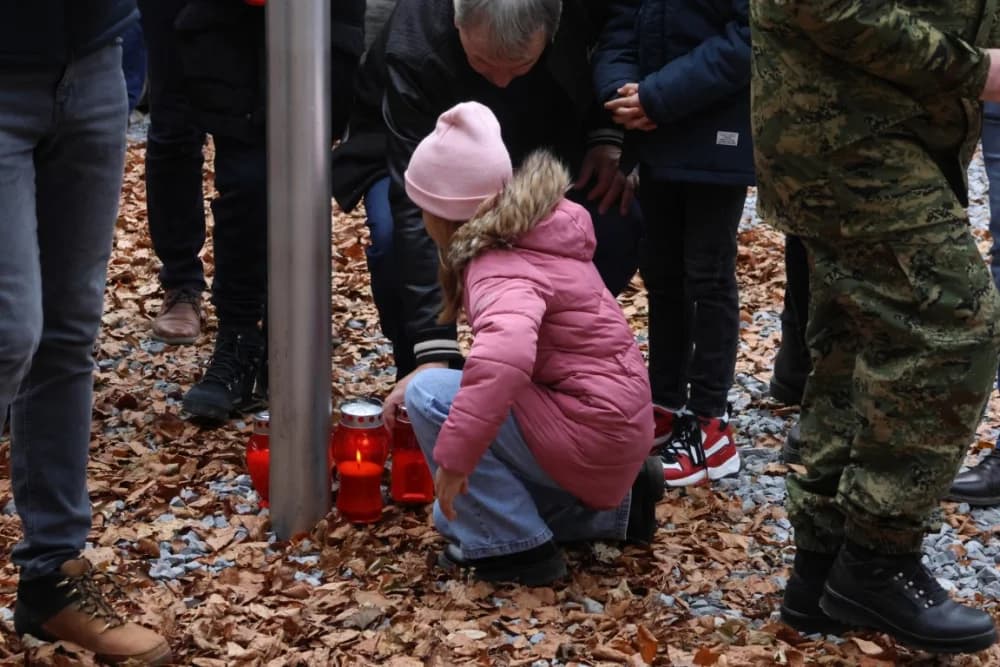 Odana počast mučki ubijenim hrvatskim vitezovima na Papuku nadomak Radio relejnog centra prema