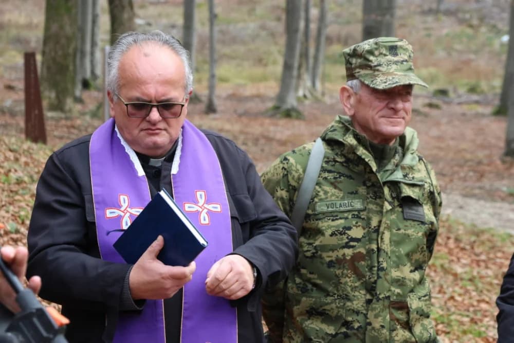 Odana počast mučki ubijenim hrvatskim vitezovima na Papuku nadomak Radio relejnog centra prema