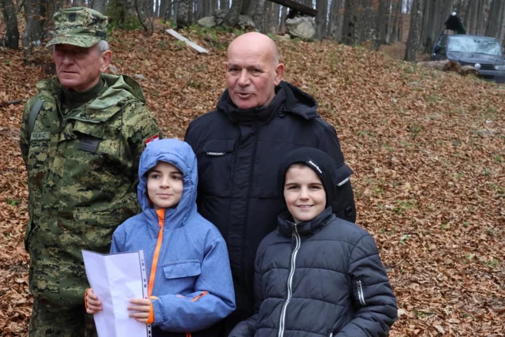 Odana počast mučki ubijenim hrvatskim vitezovima na Papuku nadomak Radio relejnog centra prema