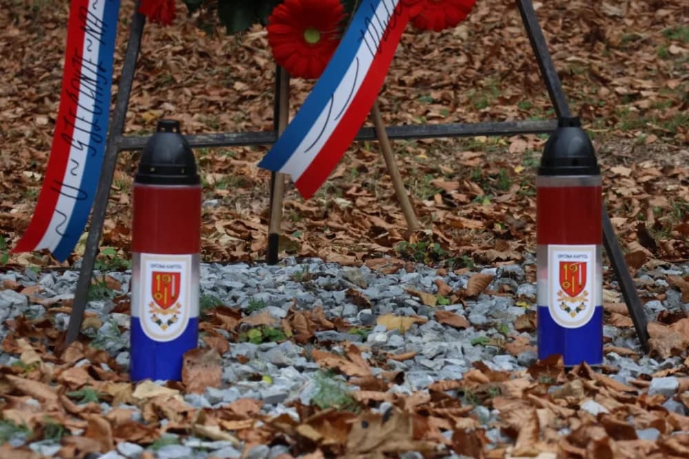 Odana počast mučki ubijenim hrvatskim vitezovima na Papuku nadomak Radio relejnog centra prema