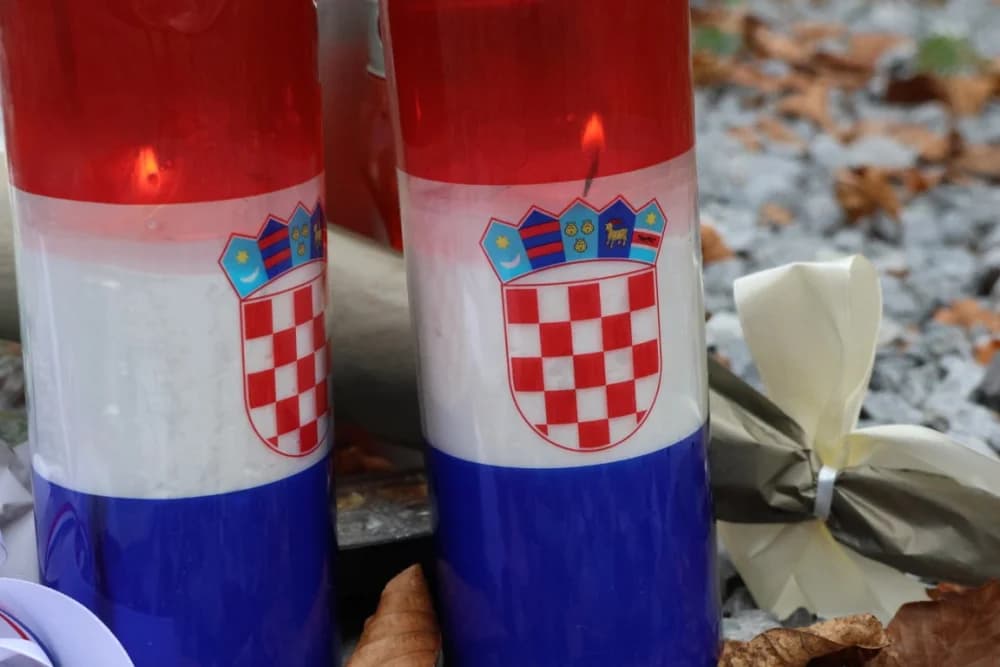 Odana počast mučki ubijenim hrvatskim vitezovima na Papuku nadomak Radio relejnog centra prema