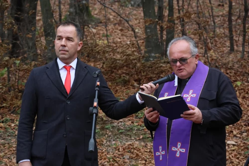 Odana počast mučki ubijenim hrvatskim vitezovima na Papuku nadomak Radio relejnog centra prema