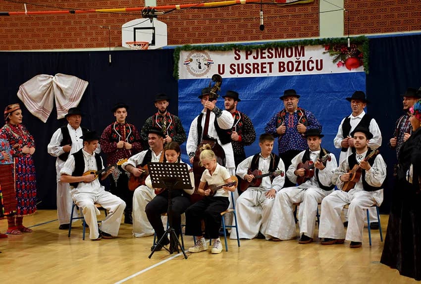 TRADICIJA U BRESTOVCU: Folkloraši, tamburaši i pjevači pjevali u susret Božiću