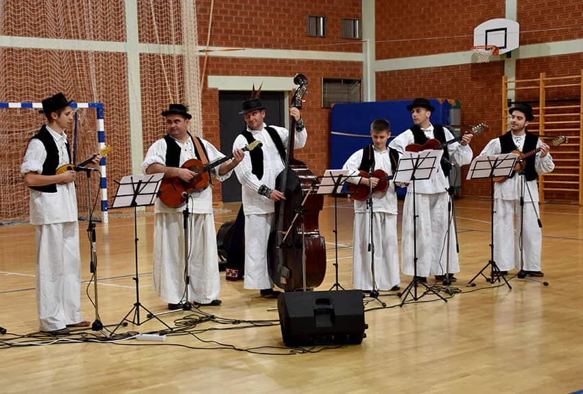 TRADICIJA U BRESTOVCU: Folkloraši, tamburaši i pjevači pjevali u susret Božiću