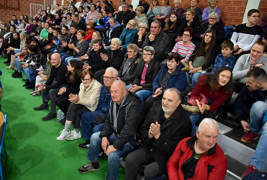 TRADICIJA U BRESTOVCU: Folkloraši, tamburaši i pjevači pjevali u susret Božiću