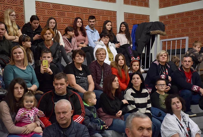 TRADICIJA U BRESTOVCU: Folkloraši, tamburaši i pjevači pjevali u susret Božiću