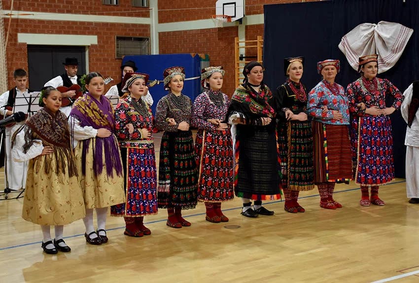 TRADICIJA U BRESTOVCU: Folkloraši, tamburaši i pjevači pjevali u susret Božiću