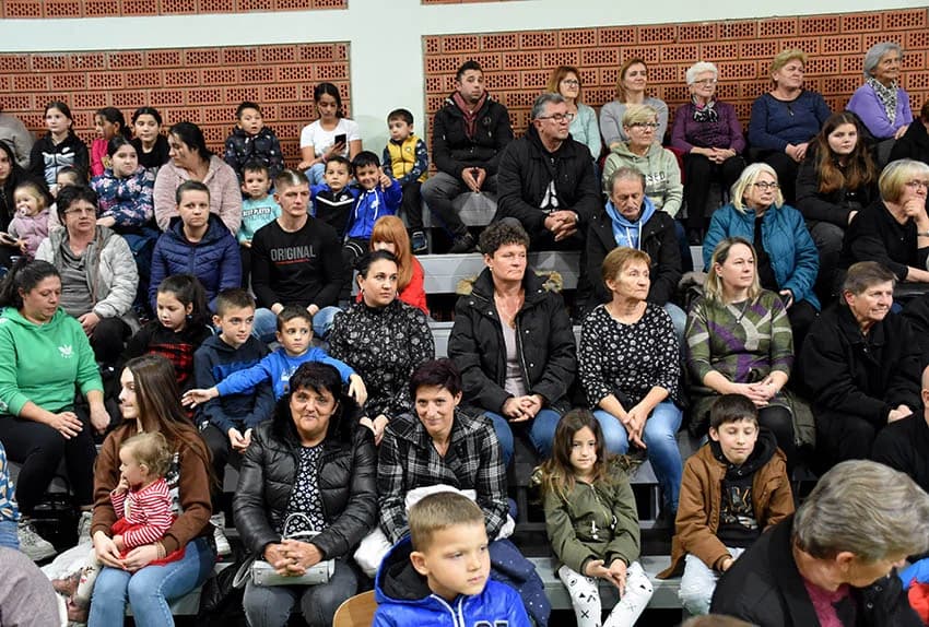 TRADICIJA U BRESTOVCU: Folkloraši, tamburaši i pjevači pjevali u susret Božiću
